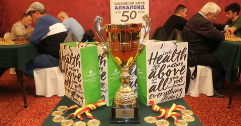 ШК Алкалоид славеше со играчите – пехарите за Николовски и Георгиев