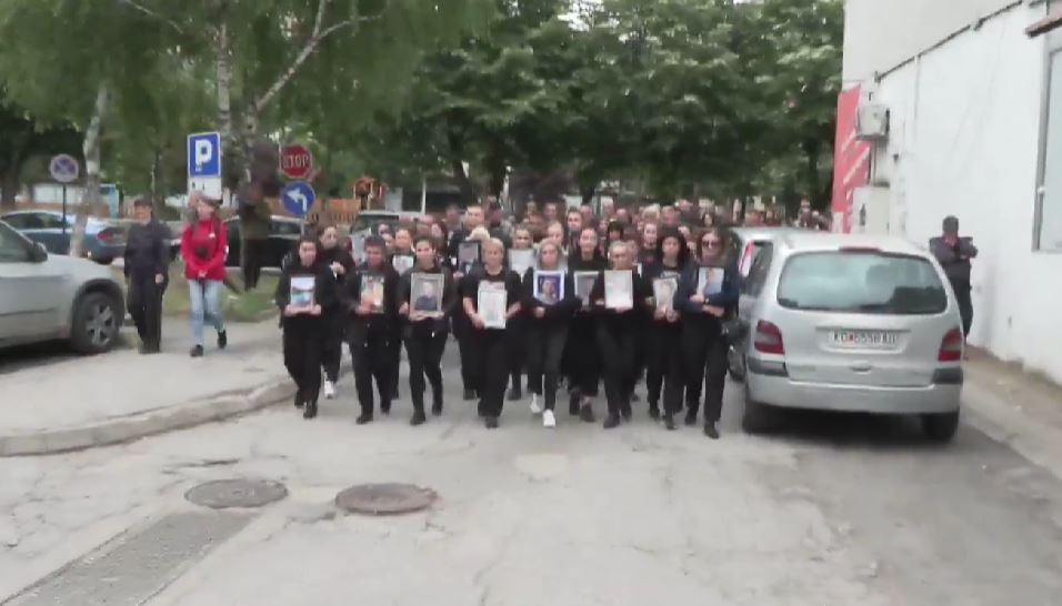 Молкот за цијанидот и обдукциите на загинатите од Пулс ги вадат родителите повторно на кочанските улици