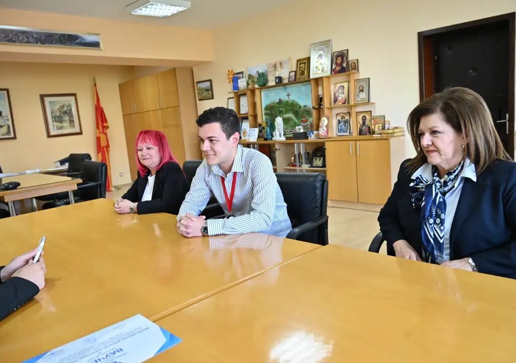 Штип го награди гимназијалецот Даниел Христов, кој освои бронзен медал на Мендеелевата олимпијада по хемија