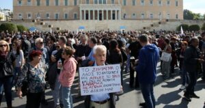 Вооружените напади предизвикаа масовен штрајк во Грција