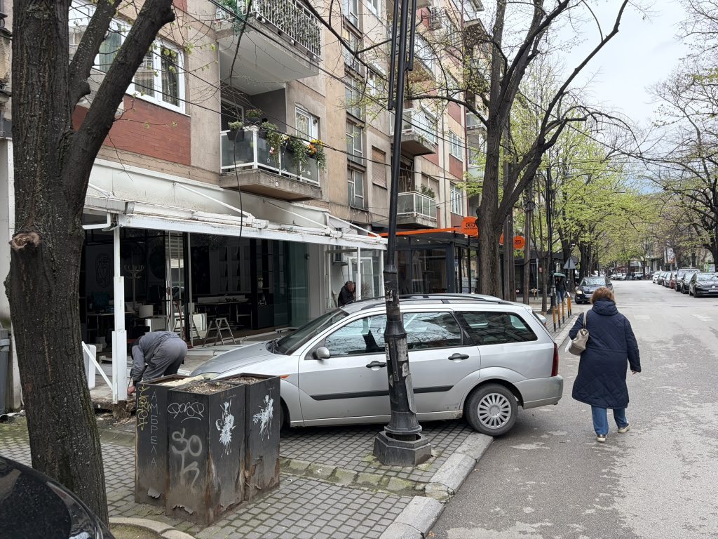 (ФОТО) Дел од угостителските објекти започнаа со отстранување на летните тераси на „Ленинова“ во скопски Центар