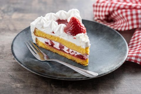 Торта со јагоди: Мирис на лето во секој залак