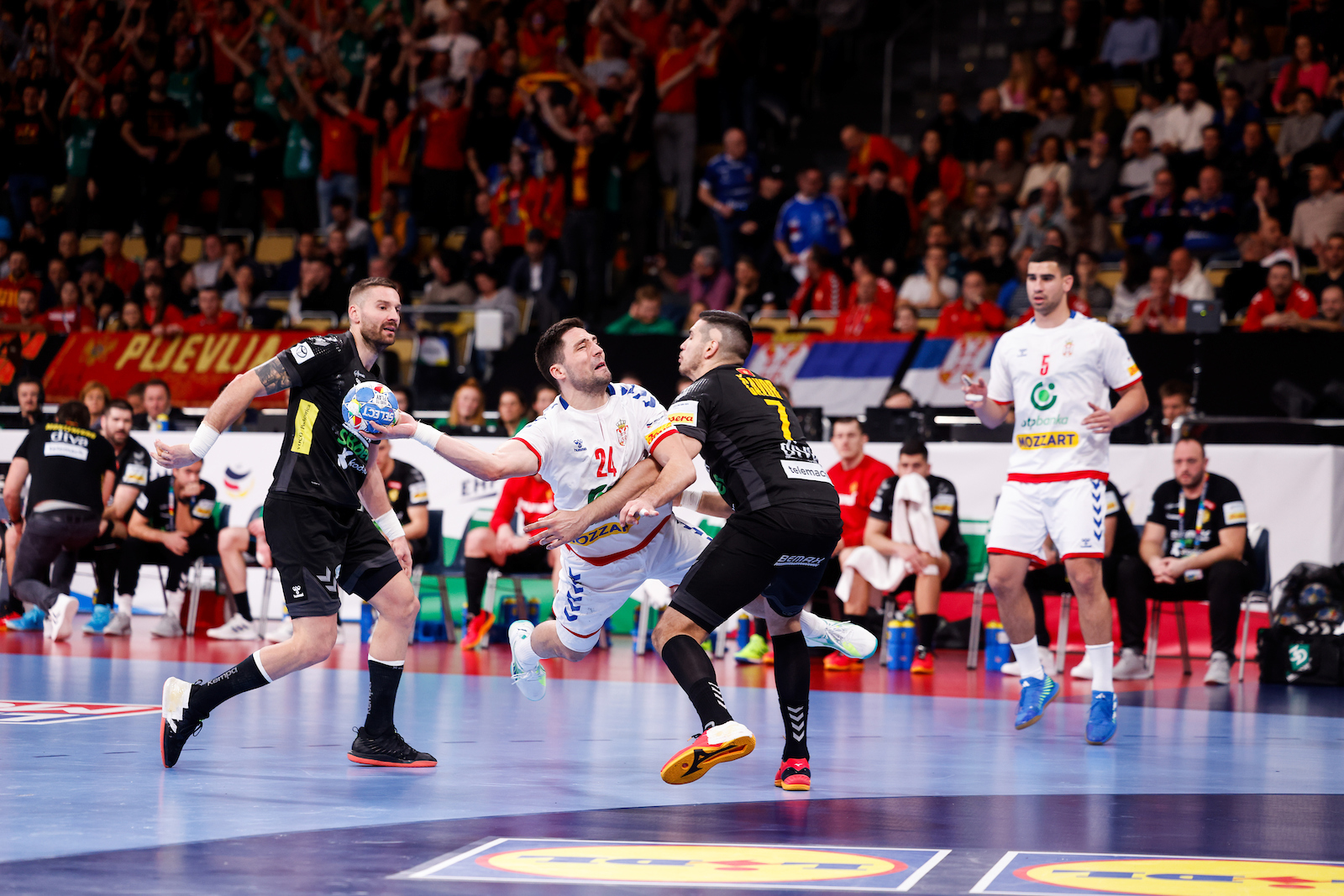 Проблеми за Раул Гонзалез и Србија пред баражот за СП!