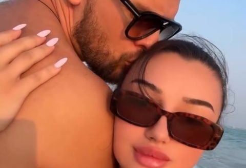 Спејко никогаш не ги криел девојките и споделувањето интима, ама најновава има посебна привилегија, да ја снима додека му е качена на мускулната регија! (ВИДЕО)