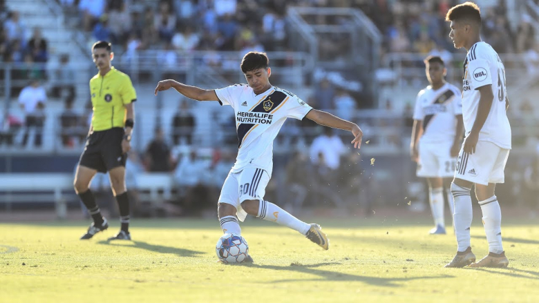 Чуден лет на топка, прекрасен гол од слободен