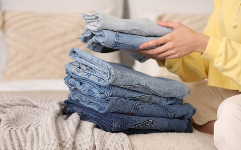 Не фрлајте ги старите фармерки: Со едноставен трик повторно ќе изгледаат како нови