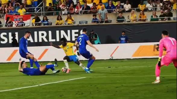 Винисиус vs тројца Хрвати