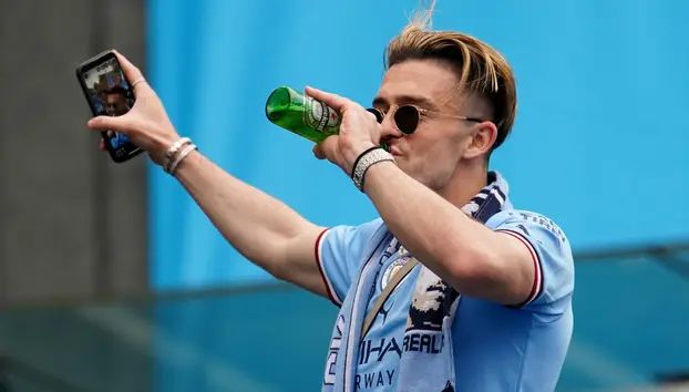 Грилиш им се врати на старите навики – „мртов“ пијан спие во бар во Манчестер (ФОТО)