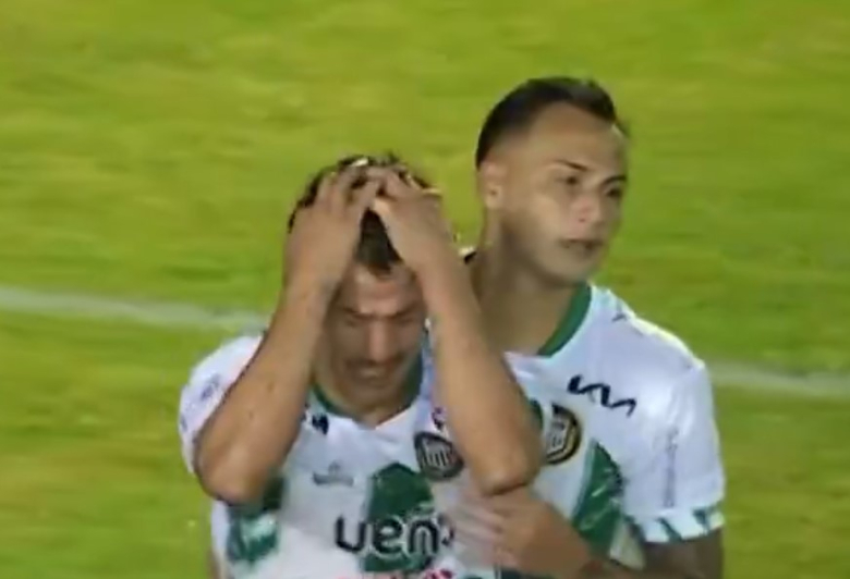 Невозможно глупав и несреќен автогол во Парагвај