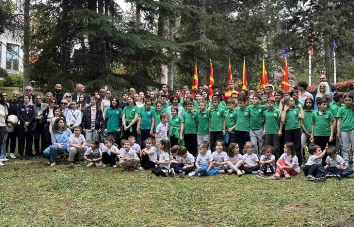 Децата на спортски настан кај претседателката Сиљановска Давкова, им порача да ги вежбаат телото и умот