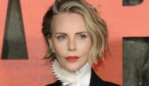 (ВИДЕО+ФОТО) Шарлиз Терон носеше јакна на голото тело, го срушила Њујорк: Убавата актерка ризикувала и триумфирала