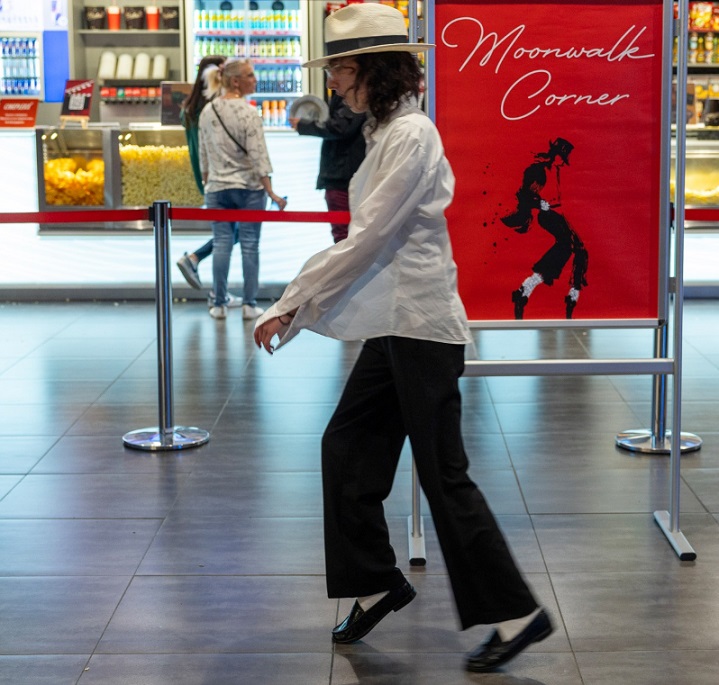 ФАНОВИ ОБЛЕЧЕНИ КАКО МАЈКЛ ЏЕКСОН, СО СТАРИ ПЛОЧИ ДОЈДОА НА СКОПСКАТА ПРОМОЦИЈА НА АВТОБИОГРАФСКИОТ ФИЛМ