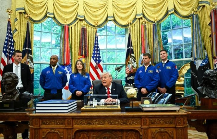 Трамп се сретна во Белата куќа со астронаутите на НАСА од мисијата „Артемис II“