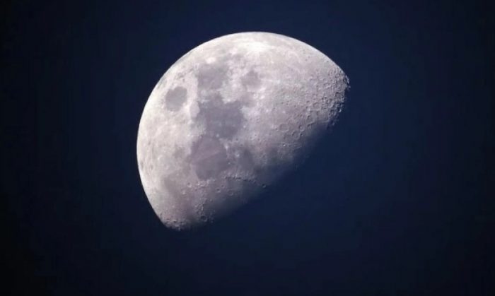 НАСА објави нови слики од далечната страна на Месечината направени од астронаутите на мисијата Артемис 2