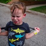 Децата што подоцна прозборуваат почесто имаат тантруми, покажува нова студија