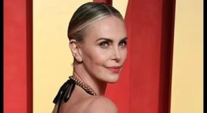 (ФОТО) Одморa на Хаваиte – Со изгледот им пркоси на годините: Шарлиз Терон (50) покажала совршена линија во жолто бикини