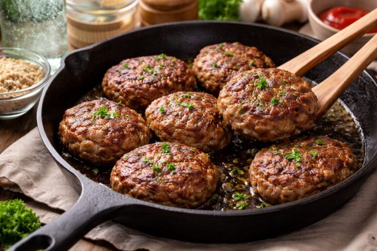 РЕЦЕПТ НА ДЕНОТ: Плескавици на турски начин