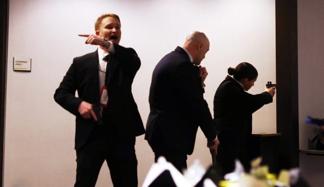 ТРАМП ЕВАКУИРАН ОТКАКО МАЖ ПУКАШЕ НА ВЕЧЕРА ЗА НОВИНАРИ ВО ВАШИНГТОН, ЕДЕН ПОВРЕДЕН