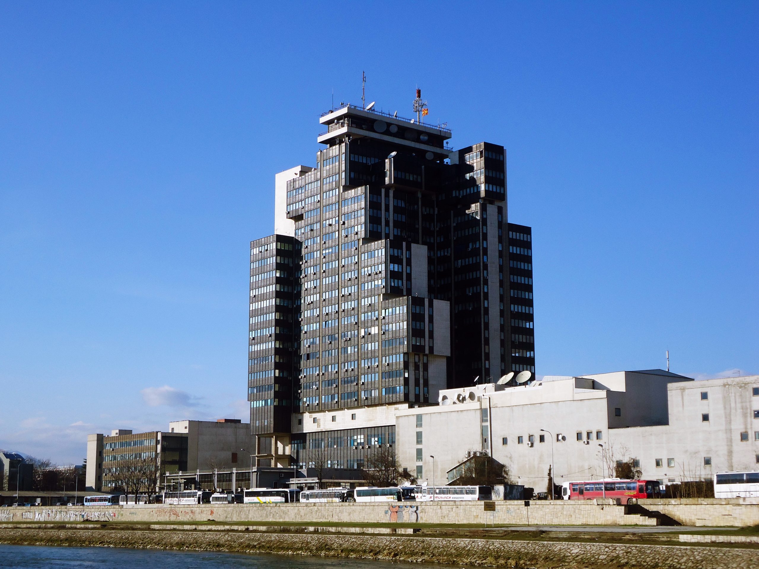 (Видео) Мицкоски ја фрла МРТ во канџите на фантом фирми: Левица со повик да се спречи изборот на Ристоски за директор на јавниот сервис