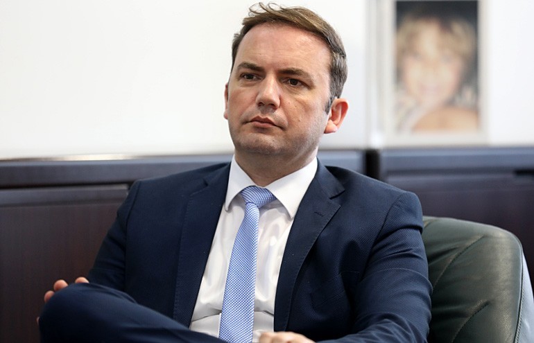 Бујар Османи против усвојувањето на Зaконот за правична застапеност: Карикатура на Карамишева