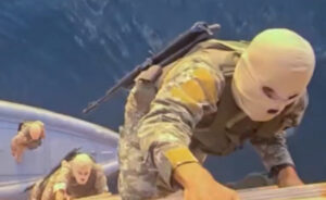 ВИДЕО: Иран објави снимка од запленување на брод во Ормутскиот теснец