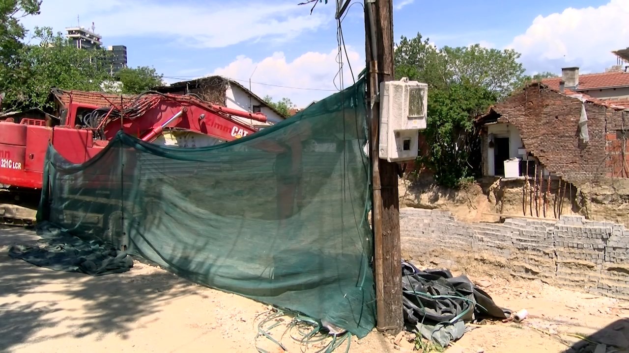 24 сторија: Нов ископ за темелна јама во Маџир маало го урна зидот на семејна куќа – инвеститорот најавува отштета