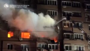 ВИДЕО: Двајца убиени, осуммина повредени во руски напад на Днепар