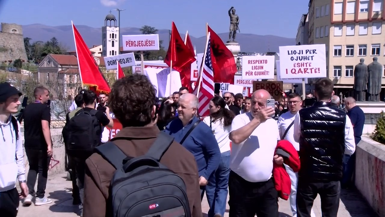 Протест на студентите за полагање правосуден испит и на албански јазик – се вееја американски и албански знамиња и се извикуваше УЧК