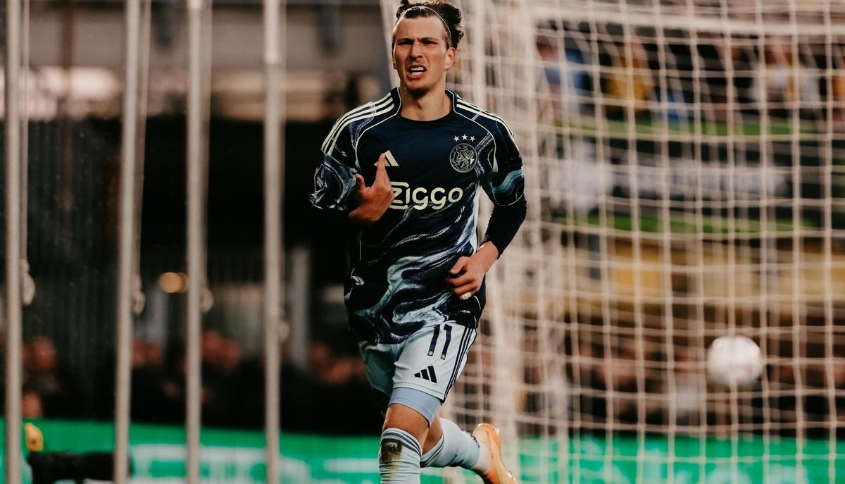 Фудбалер на Ајакс ја зеде топката на центар и постигна – магичен погодок (ВИДЕО)