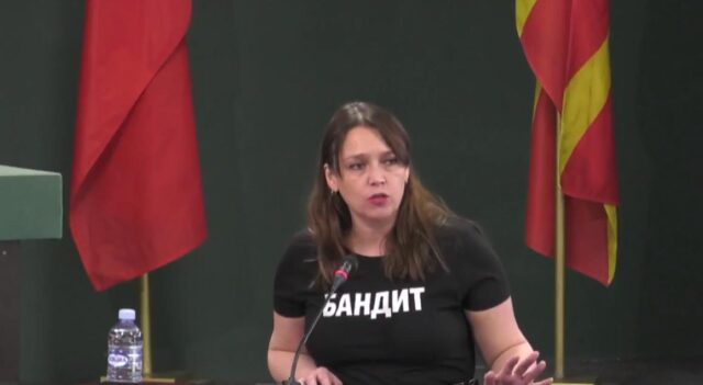 Советниците на Левица со маички „Бандит“ откако Орце минатиот месец ги нарече „бандитско здружение“