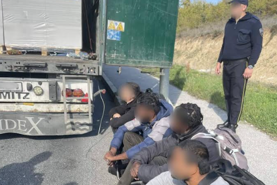 Во близина на Грција уапсен криумчар на мигранти , пренесувал лица од Виетнам!