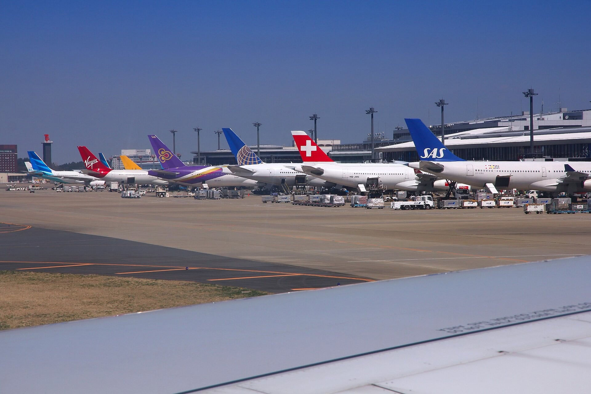 ЌЕ СТАНЕ ЛИ ЛЕТАЊЕТО ЛУКСУЗ: Авионското гориво се потешко доаѓа до купувачите поради војната, авиокомпаниите кратат летови