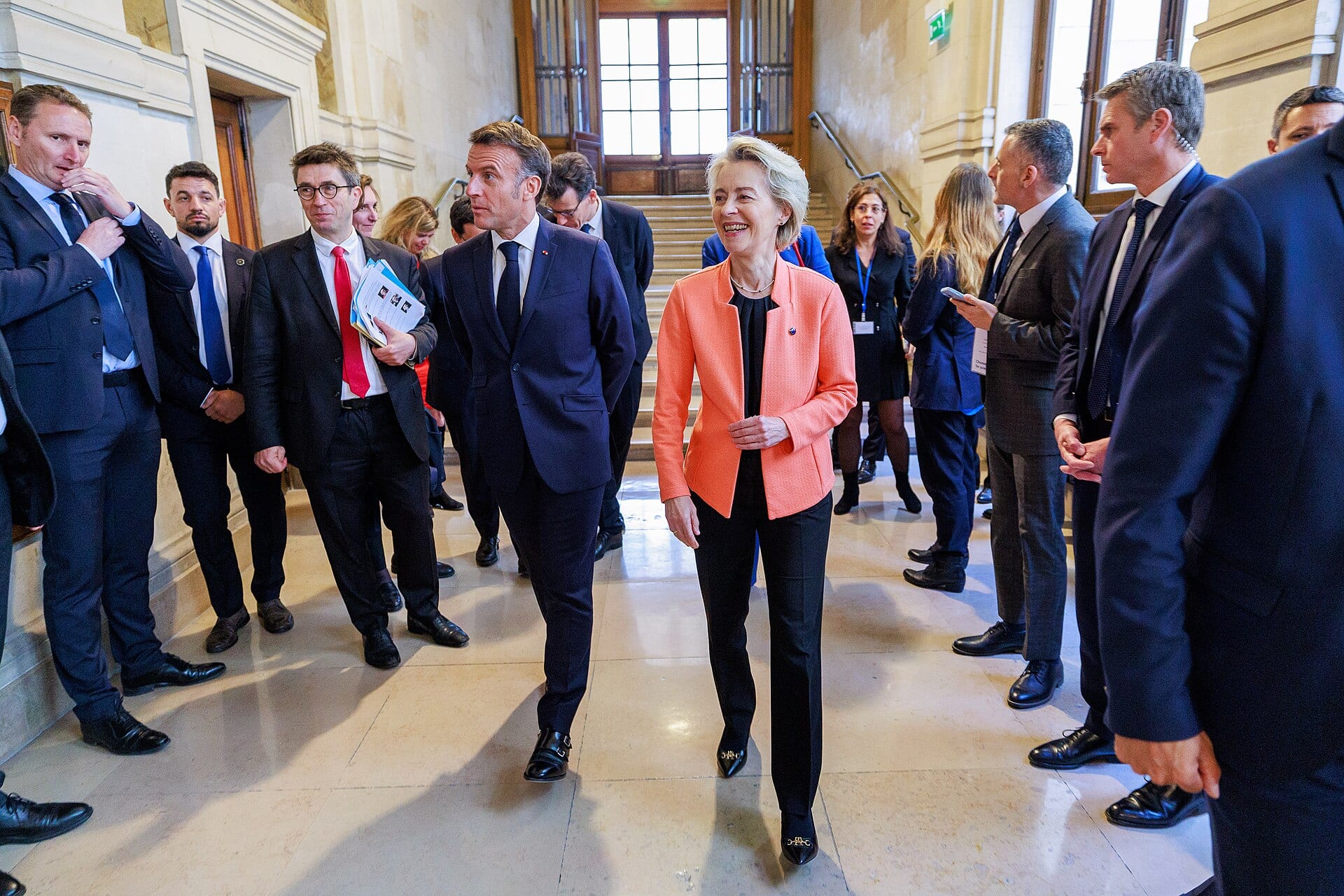 „ВЕ ОСТАВИВМЕ ВО ОВАА ЏУНГЛА, ВИ СЕ ОДЗЕДЕ ВНИМАНИЕТО“, им порача Макрон на тинејџерите и најави забрана за социјални мрежи за малолетници