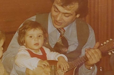 Девојчето со мандолина, со неизмерма љубов кон својот родител: „Среќен роденден тато, фала ти што си моја светлина кога е мрак“
