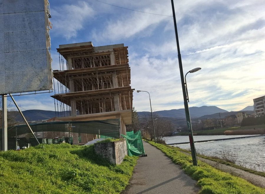 Во Скопје и на пешачки патеки никнуваат згради