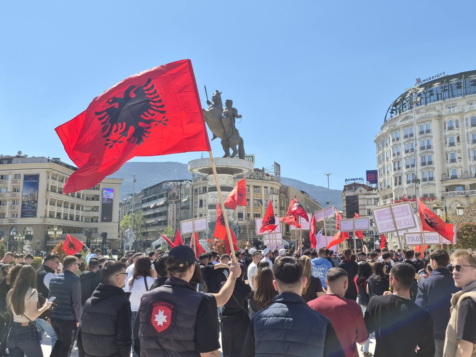 (ФОТОГАЛЕРИЈА) Се одржа протестот за полагање правосуден испит на албански јазик