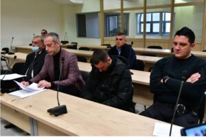 Стојанче ги обвинува Ивана и Мартин дека го наместиле: му ја подметнале дрогата, тепањето не го објаснува