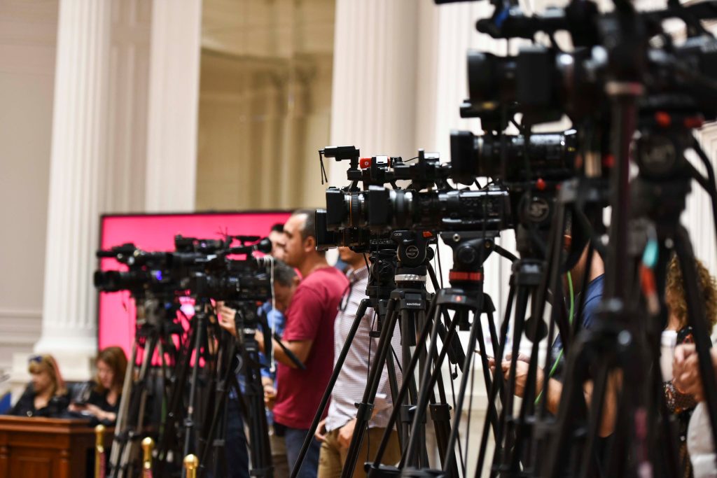 ЗНМ и ССНМ: Политичките партии не смеат јавно да таргетираат новинари и медиуми