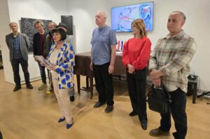 (ФОТО) ВО МАКЕДОНСКИОТ КИЦ ВО ЗАГРЕБ СВЕЧЕНО ОТВОРЕНА ИЗЛОЖБАТА „ДИЈАЛОГ ПРЕКУ БОЈАТА“