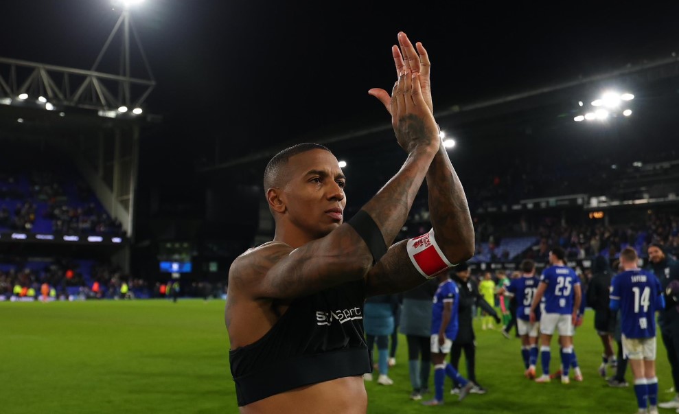 Поранешниот англиски репрезентативец ја завршува фудбалската кариера