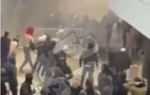 (ВИДЕО) Се појави снимка од тепачката меѓу Делиите и жандармеријата во ходникот на Арената, летаа ракети и кофи, а потоа „избувна“ стампедо