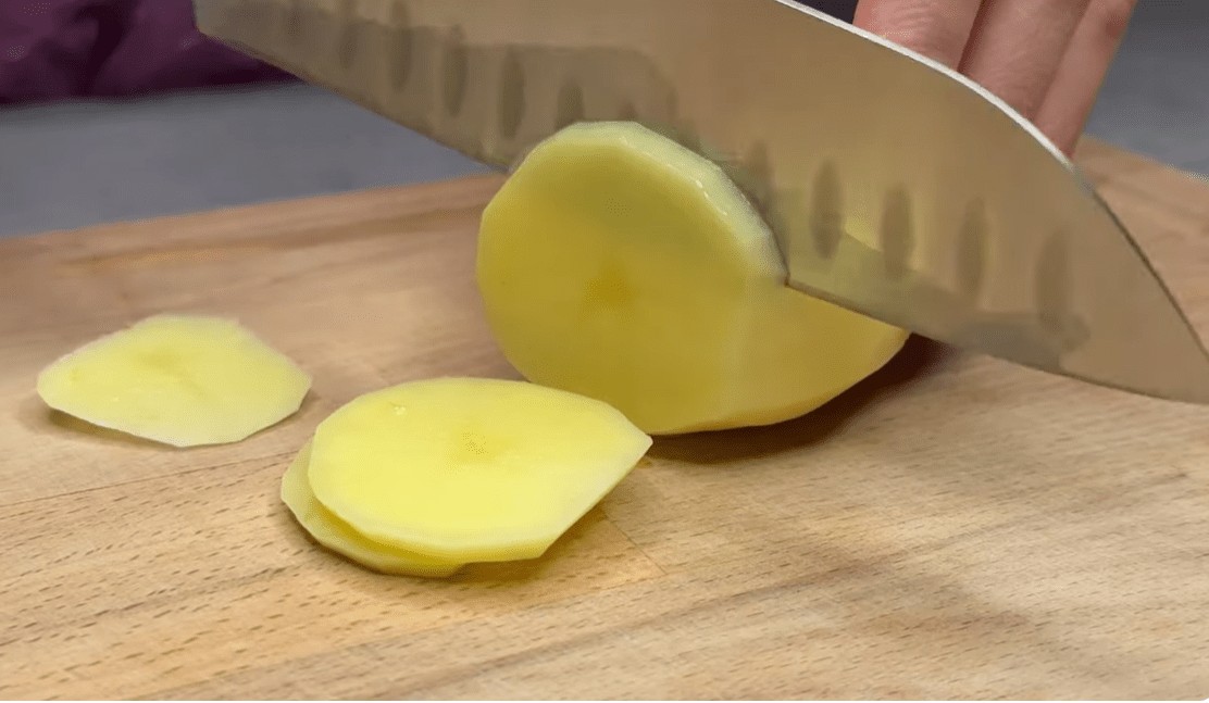 Вкусен и едноставен рецепт за компир со кромид кој ќе ги освои сите сетила – здрав оброк за целото семејство