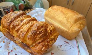 (ВИДЕО) РЕЦЕПТ ЗА ПЕЧИВО СО КАКАВАЛ: Оброк кој ќе стане ѕвезда на секоја трпеза