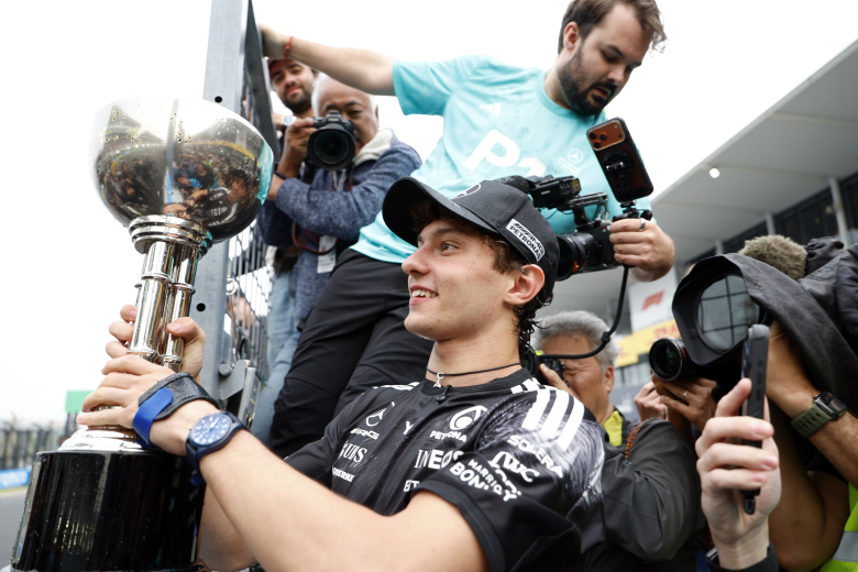 19-годишник е лидер во Формула 1 на стартот, може ли да стигне до историска титула?