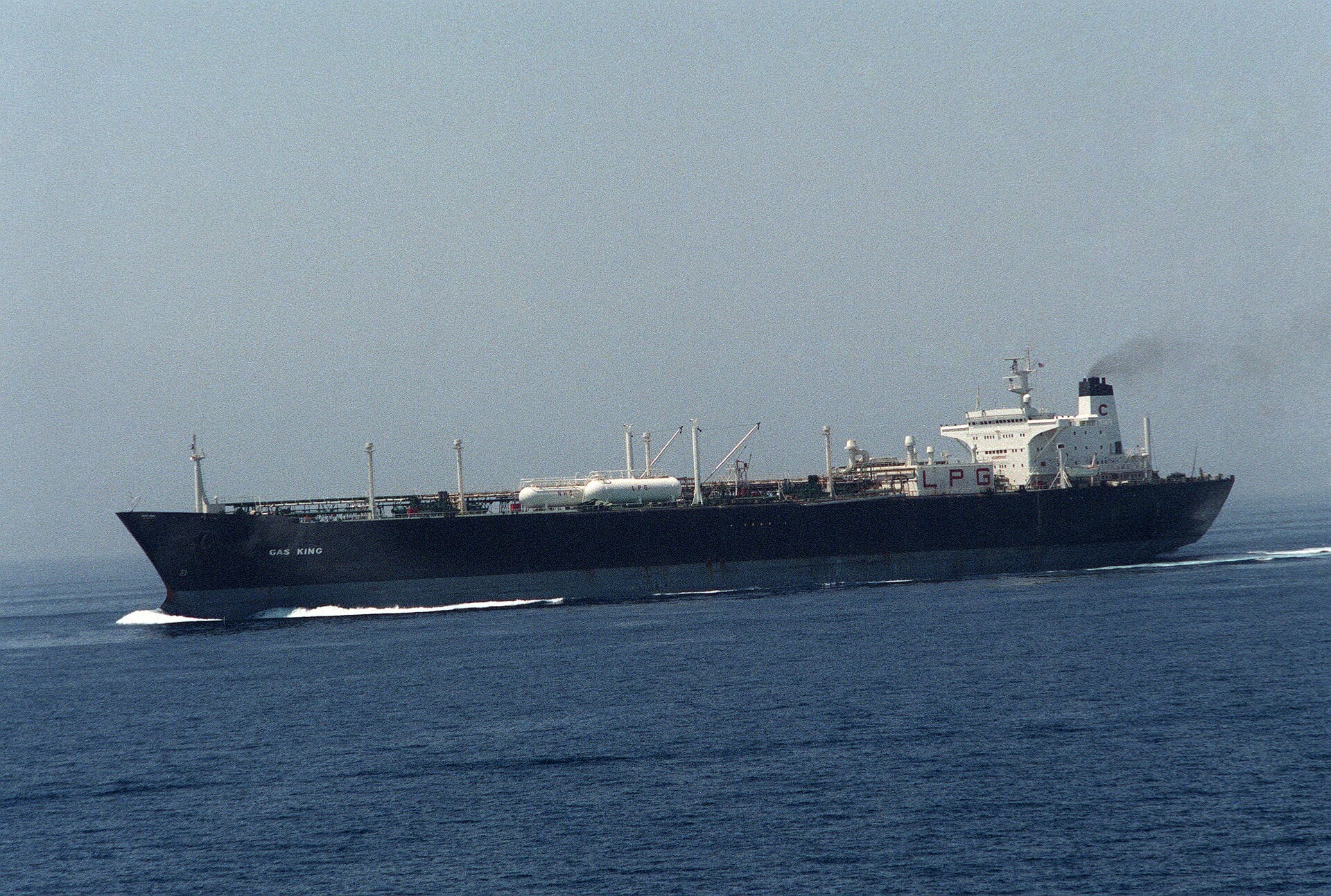 Бродови поврзани со Иран имаат нова рута во Заливот поради американската блокада