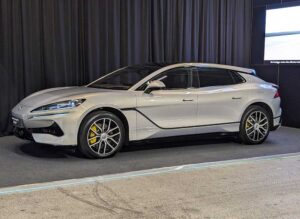 Електричниот Denza Z9 GT забрзува до 100 на час за 2,7 секунди и се полни за 5 минути