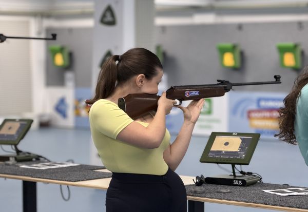 Успех што инспирира – студентката Ирина Јованоска од УКЛО освои злато на државното првенство во стрелаштво