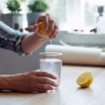 Чаша вода со лимон секое утро има бројни придобивки за вашето здравје