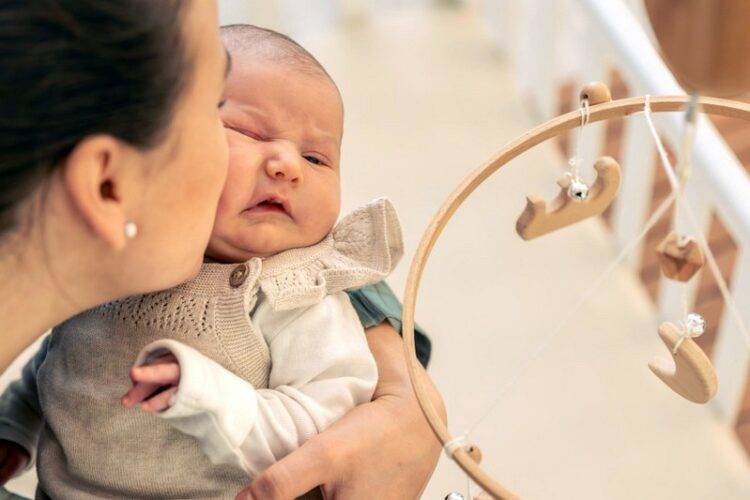 ПАТРОНАЖНА СЕСТРА СО СОВЕТИ ЗА ПРВА ПОСЕТА НА НОВОРОДЕНЧЕ: Заборавете на кафето и галењето – бидете корисни и засукајте ги ракавите