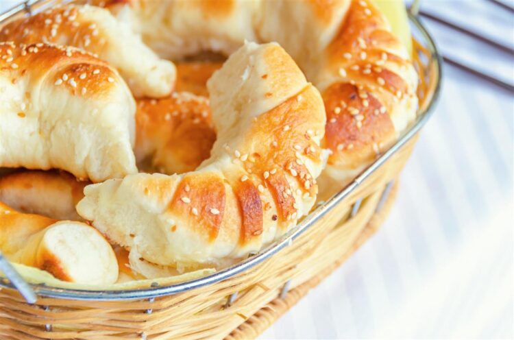 РЕЦЕПТ НА ДЕНОТ: Правило три-два-еден за најмеки кифлички – тестото се меси брзо, а нараснува како лудо